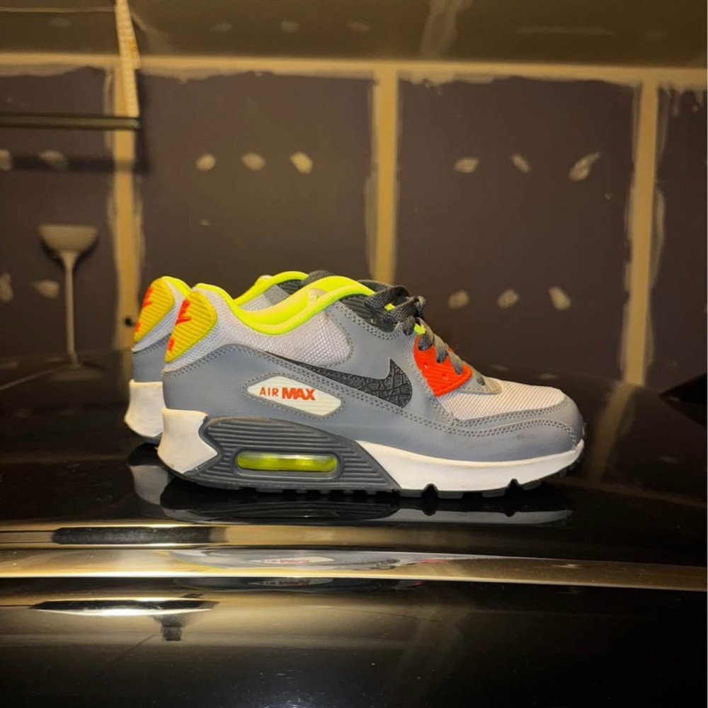 Nike Air Max (Size 6Y)
